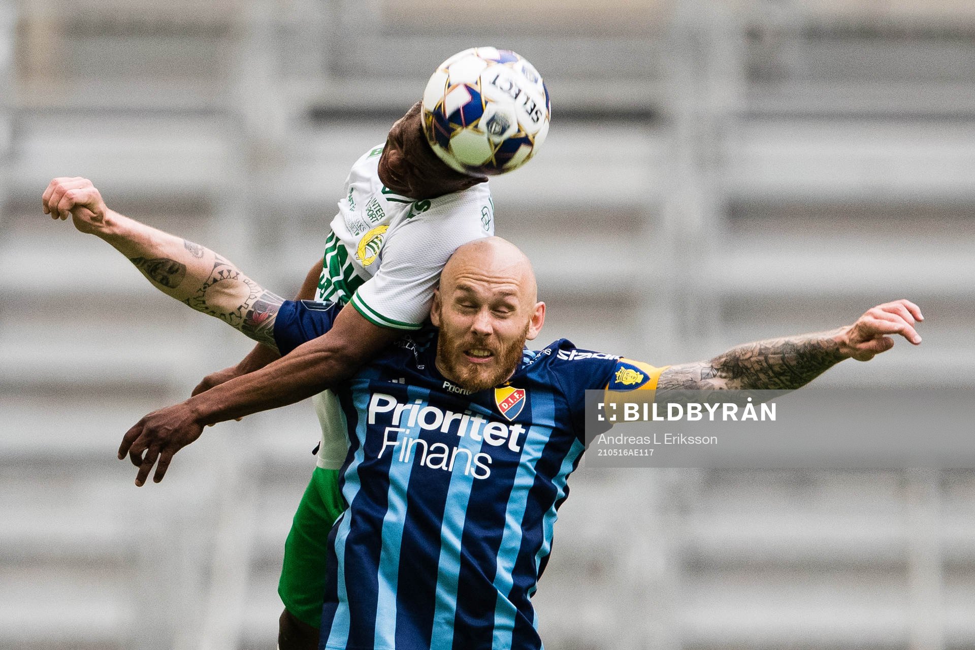 Hammarbys Akinkunmi Amoo i en nickduell med Djurgårdens Magnus Eriksson under fotbollsmatchen i Allsvenskan mellan Hammarby och Djurgården den 16 maj 2021 i Stockholm. 