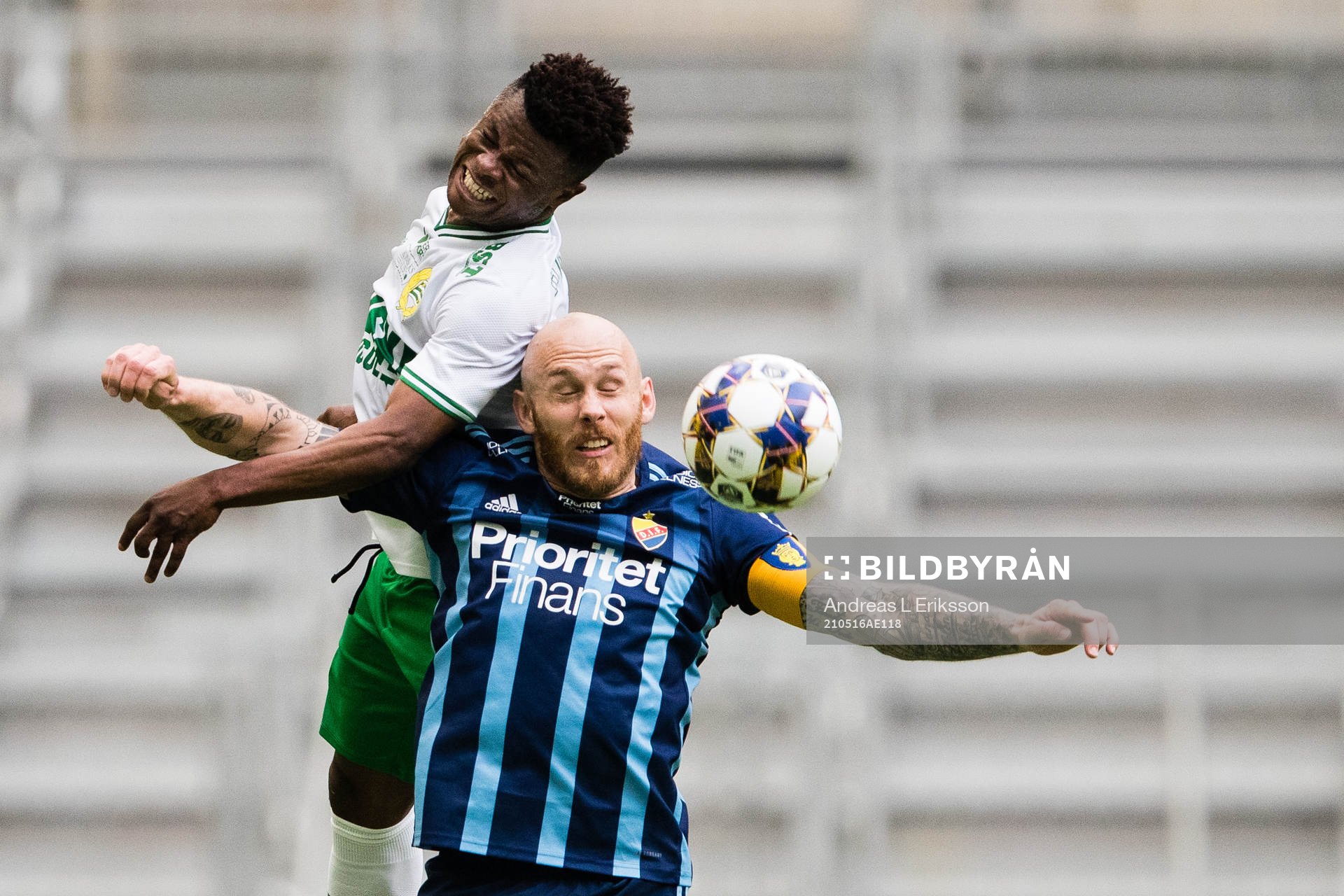 Hammarbys Akinkunmi Amoo i en nickduell med Djurgårdens Magnus Eriksson under fotbollsmatchen i Allsvenskan mellan Hammarby och Djurgården den 16 maj 2021 i Stockholm.