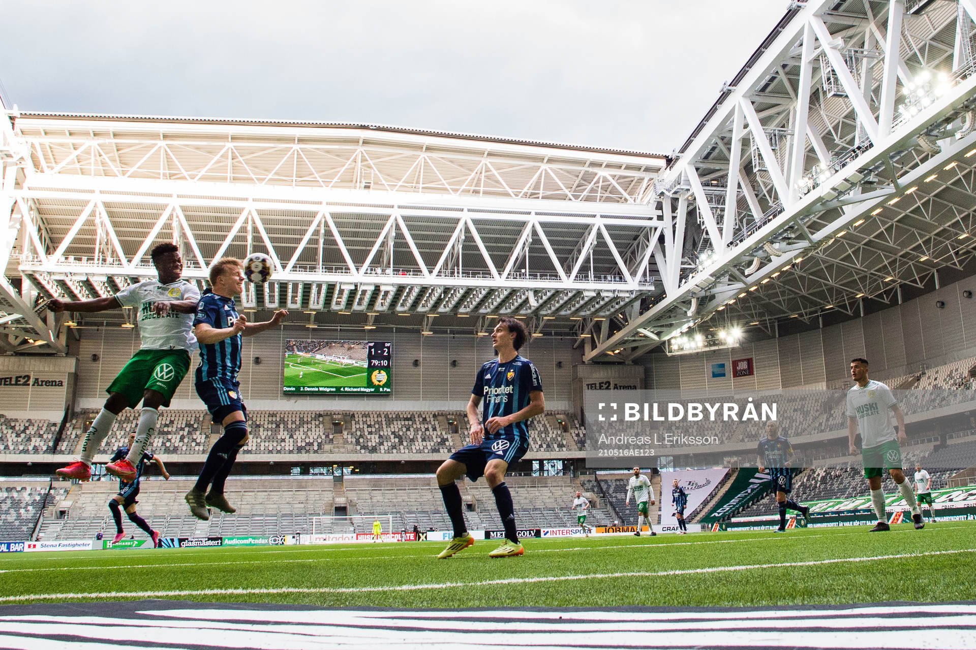 Hammarbys Akinkunmi Amoo i en nickduell med Djurgårdens
