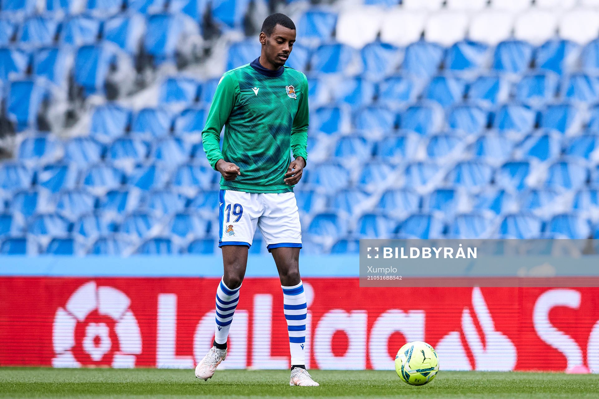Alexander Isak of Real Sociedad warms up