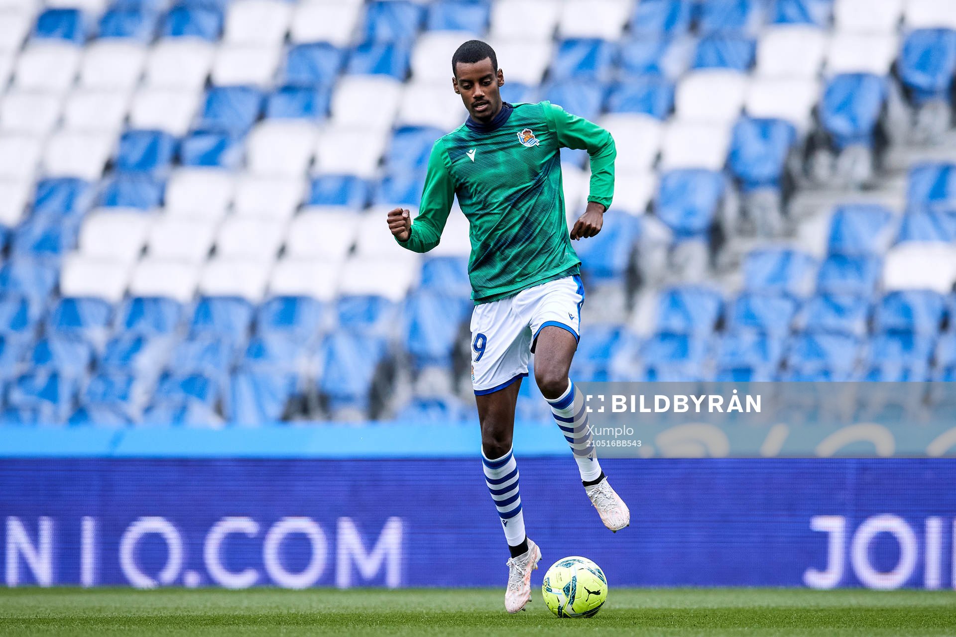 Alexander Isak of Real Sociedad warms up
