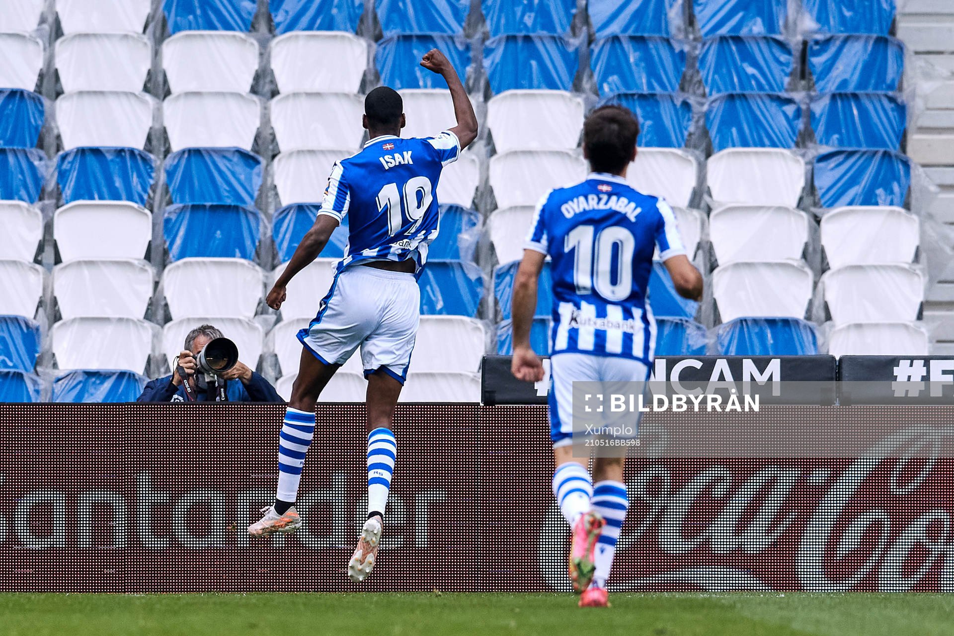Alexander Isak of Real Sociedad celebrates