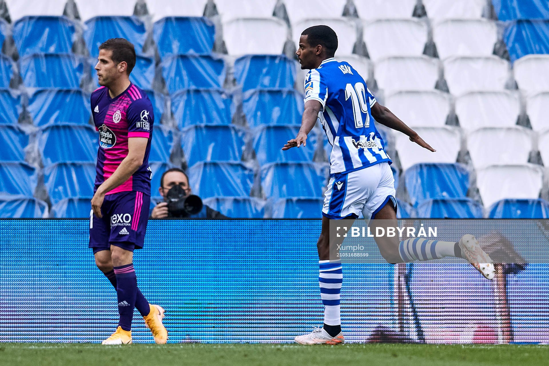 Alexander Isak of Real Sociedad celebrates
