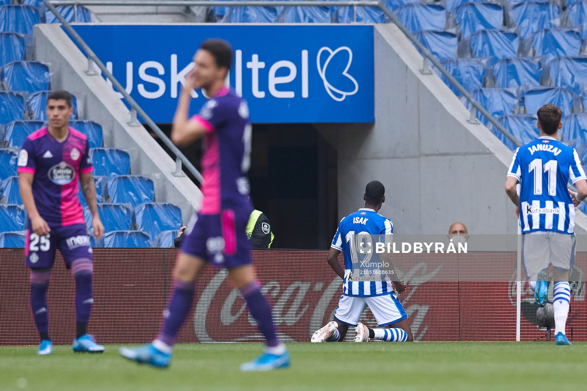 Alexander Isak of Real Sociedad celebrates