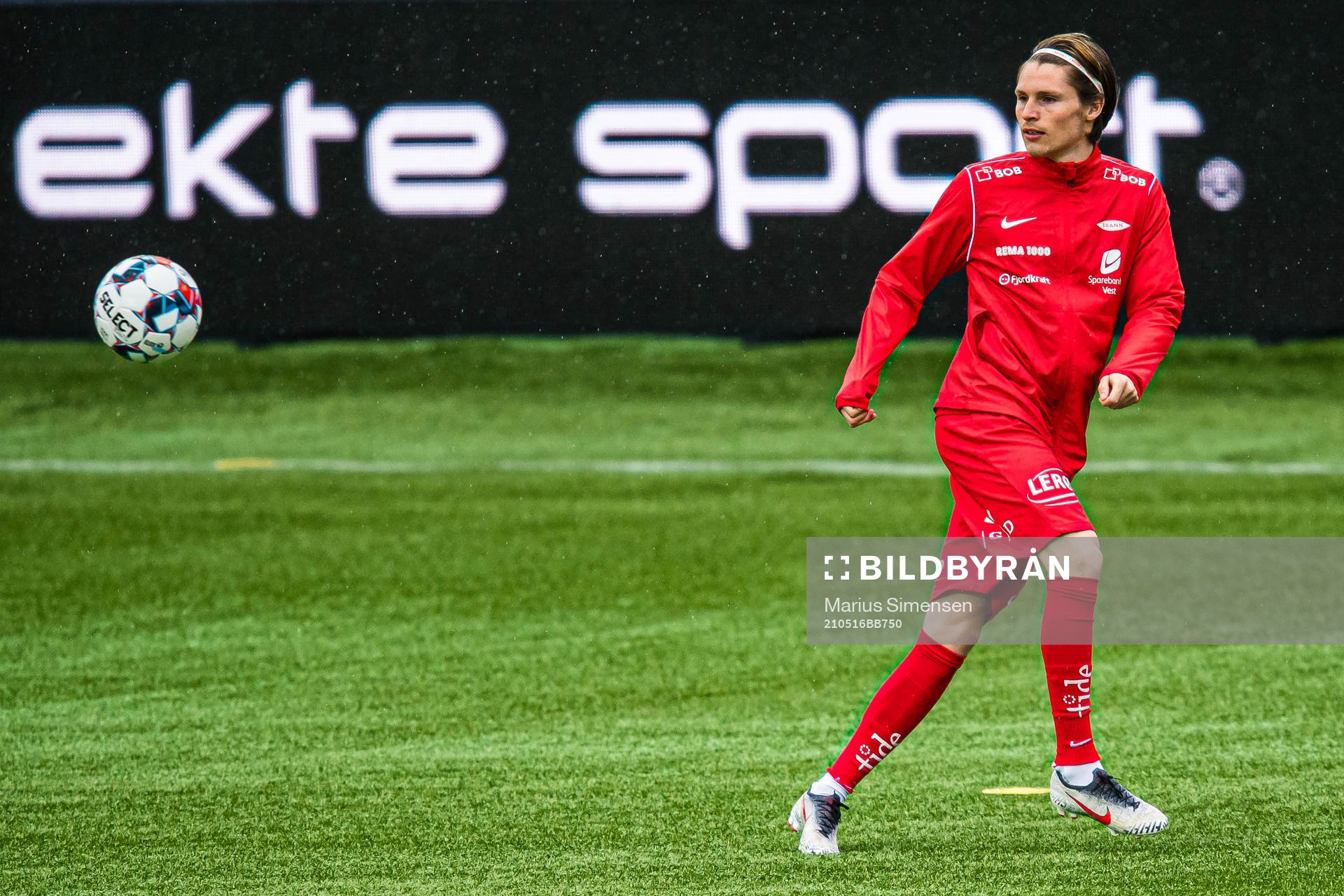 Kasper Holmboe Skaanes of Brann warms up