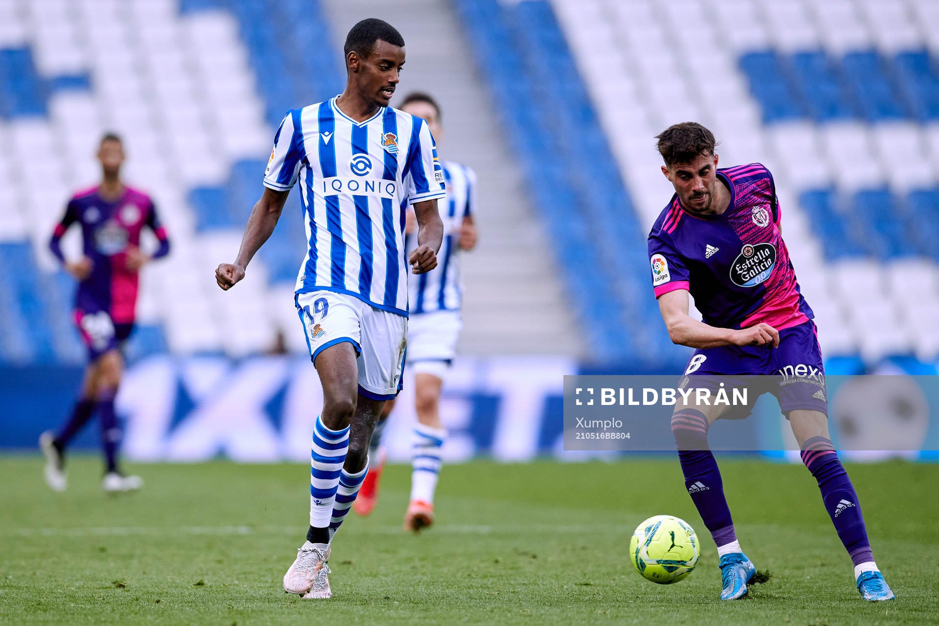 Alexander Isak of Real Sociedad competes for the ball with