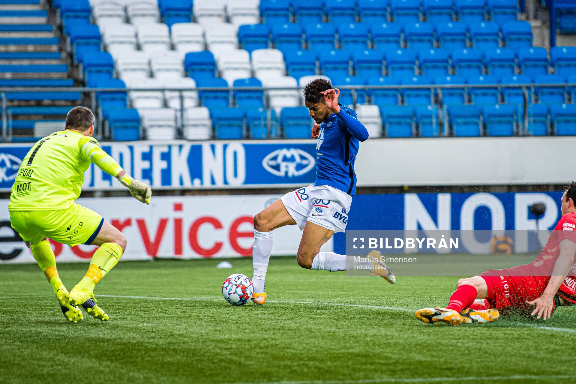 Ohikhuaeme Anthony Omoijuanfo of Molde scores the 1-0 goal
