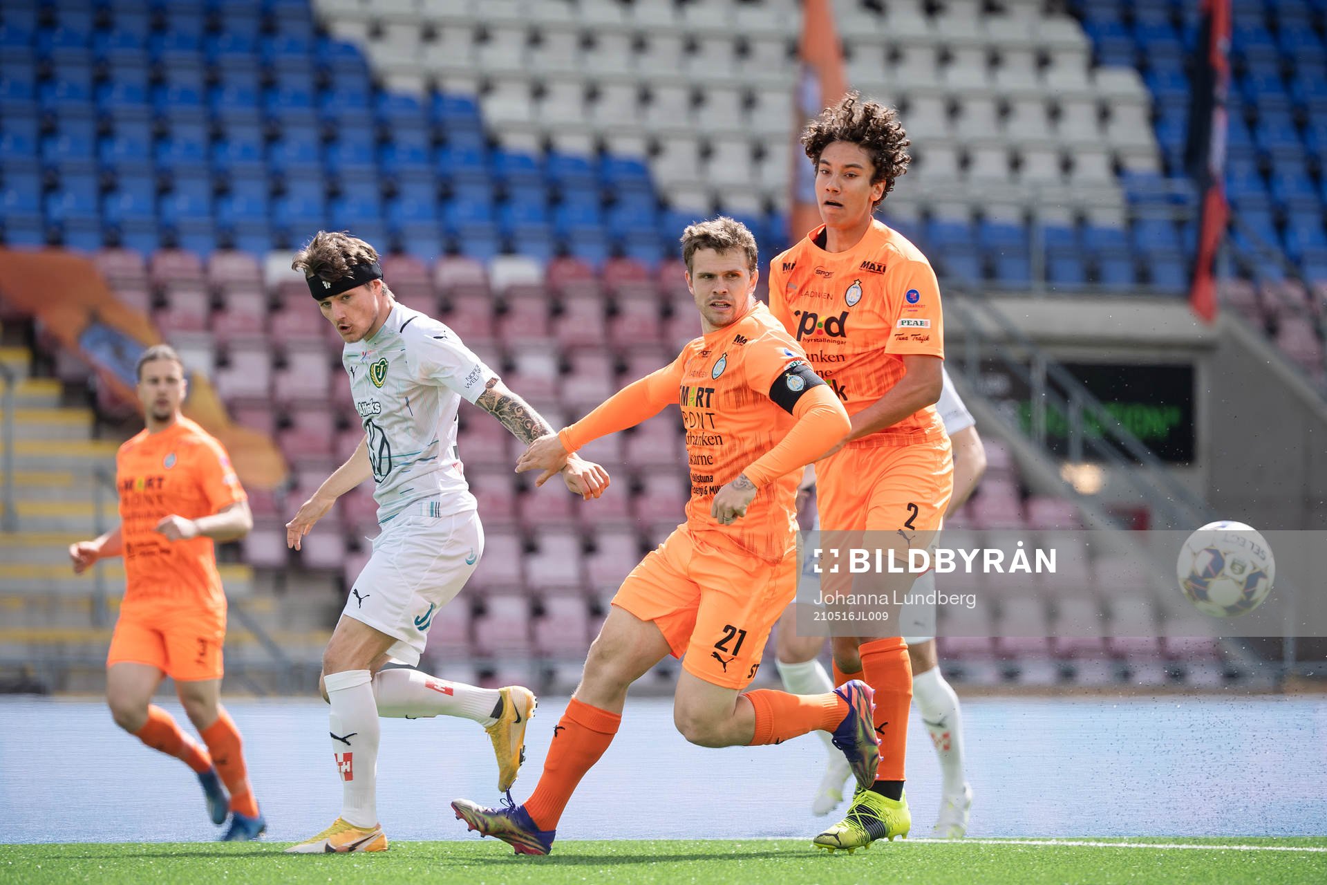 Jönköpings Adrian Edqvist mot AFC Eskilstunas Jesper
