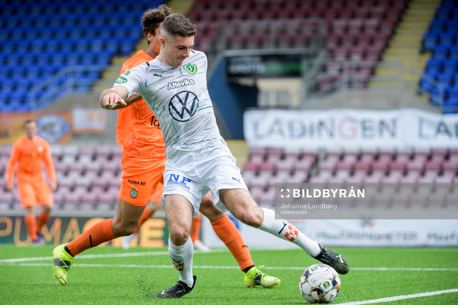 Jönköpings Marko Nikolic och AFC Eskilstunas Robin Tihi