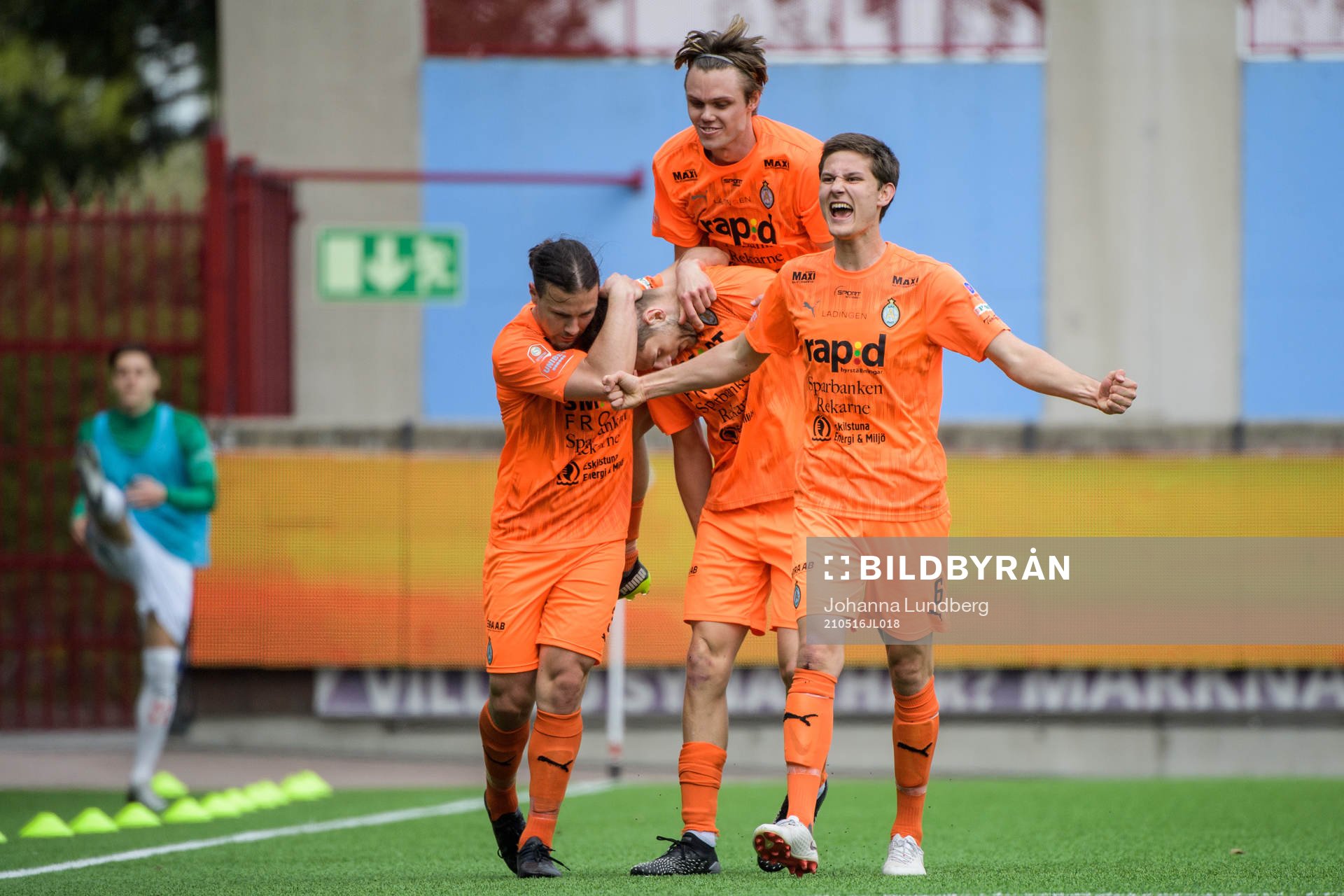 AFC Eskilstunas Ashley Mark Coffey jublar tillsammans med lagkamrater efter 1-0 under fotbollsmatchen i Superettan mellan AFC Eskilstuna och Jönköpings Södra den 16 maj 2021 i Eskilstuna.