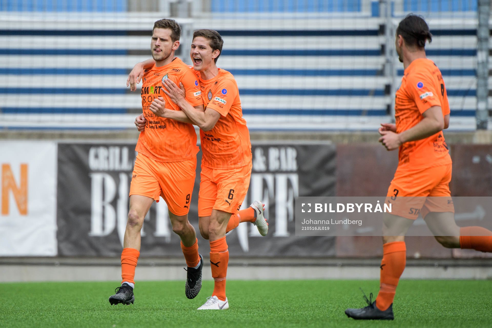 AFC Eskilstunas Ashley Mark Coffey jublar med Rasmus