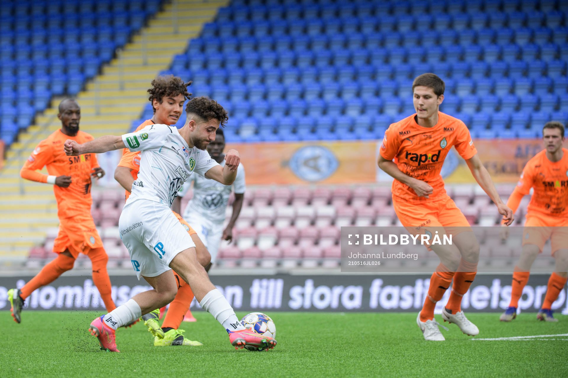 Jönköpings Moustafa Zeidan och AFC Eskilstunas Rasmus Wikström under fotbollsmatchen i Superettan mellan AFC Eskilstuna och Jönköpings Södra den 16 maj 2021 i Eskilstuna. 