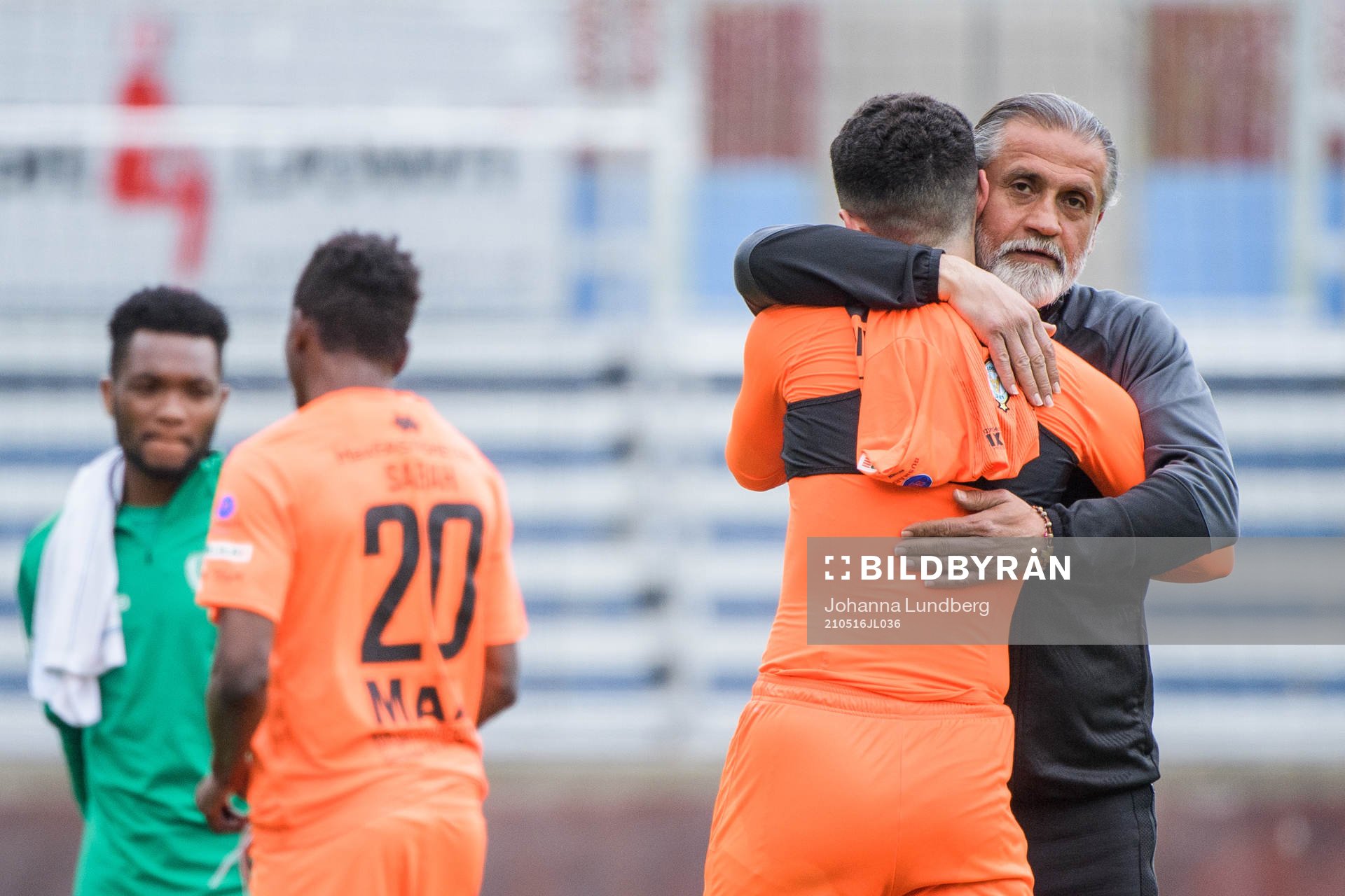 AFC Eskilstunas tränare Özcan Melkemichel jublar