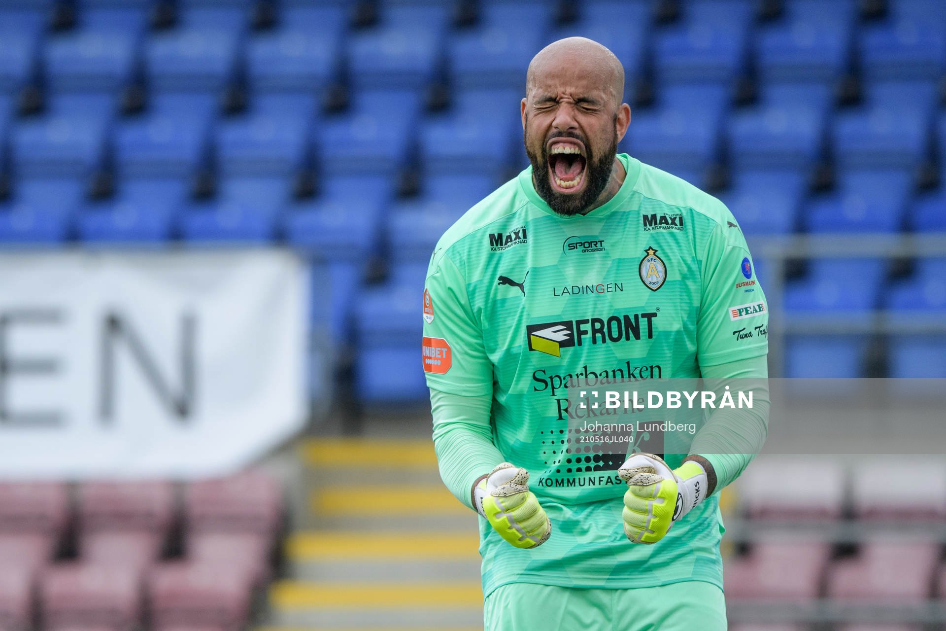 AFC Eskilstunas målvakt Joshua Wicks jublar efter fotbollsmatchen i Superettan mellan AFC Eskilstuna och Jönköpings Södra den 16 maj 2021 i Eskilstuna.