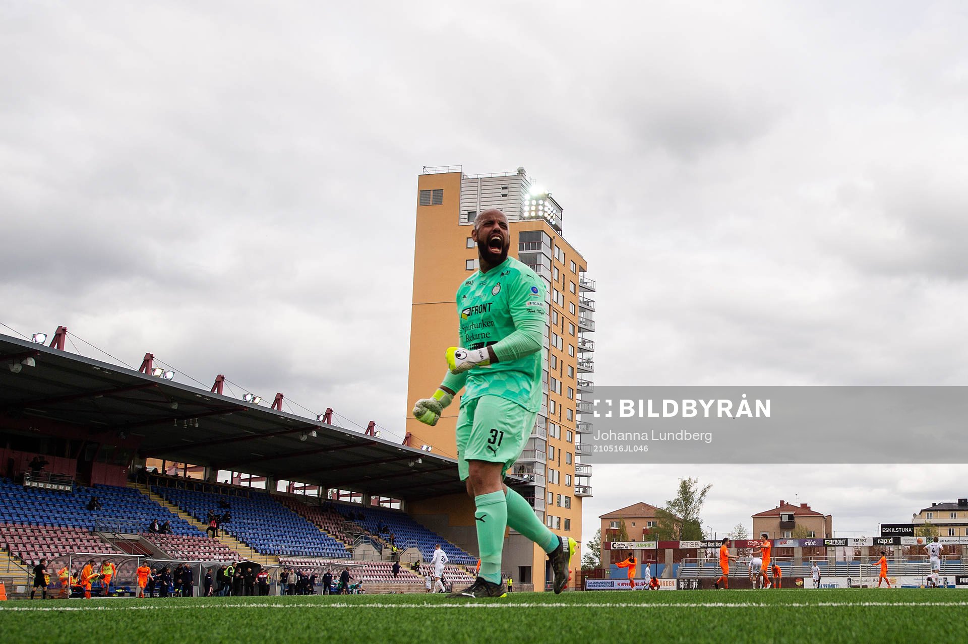 AFC Eskilstunas målvakt Joshua Wicks jublar efter fotbollsmatchen i Superettan mellan AFC Eskilstuna och Jönköpings Södra den 16 maj 2021 i Eskilstuna.
