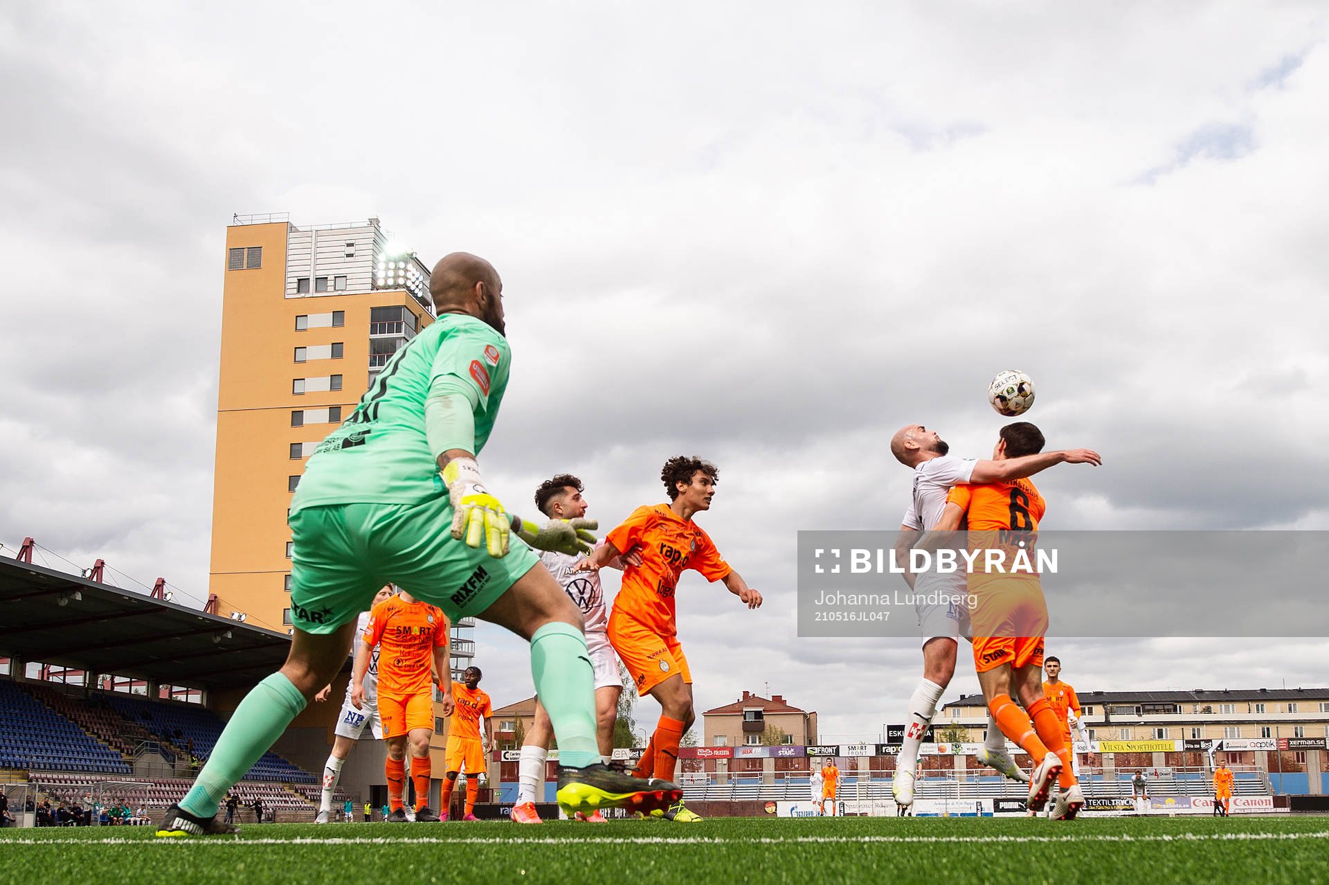 Jönköpings Perparim Beqaj mot AFC Eskilstunas Rasmus Wikström under fotbollsmatchen i Superettan mellan AFC Eskilstuna och Jönköpings Södra den 16 maj 2021 i Eskilstuna.