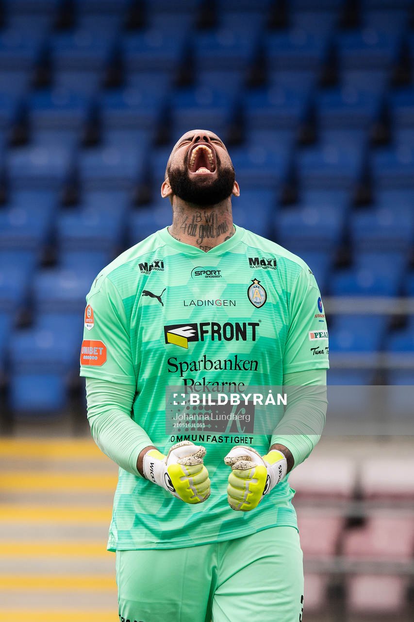 AFC Eskilstunas målvakt Joshua Wicks jublar efter fotbollsmatchen i Superettan mellan AFC Eskilstuna och Jönköpings Södra den 16 maj 2021 i Eskilstuna.