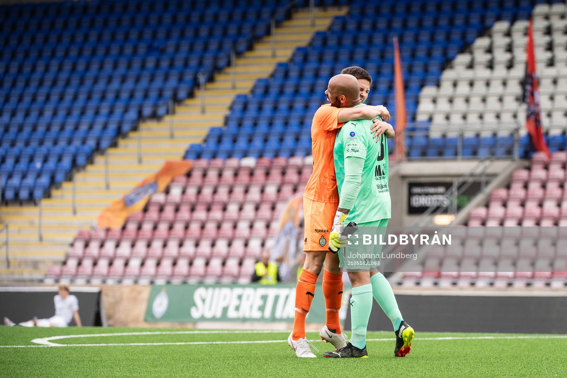 AFC Eskilstunas Rasmus Wikström och målvakt Joshua Wicks