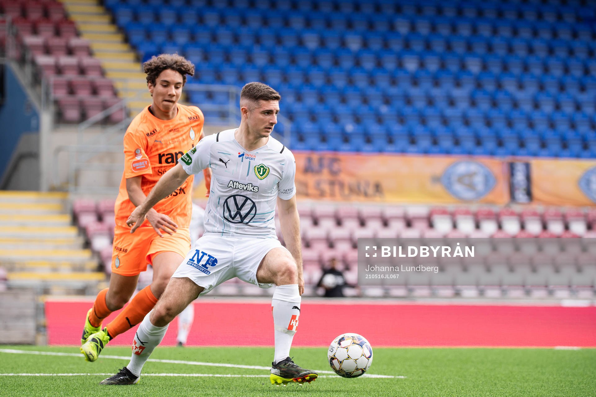 AFC Eskilstunas Robin Tihi och Jönköpings Marko Nikolic
