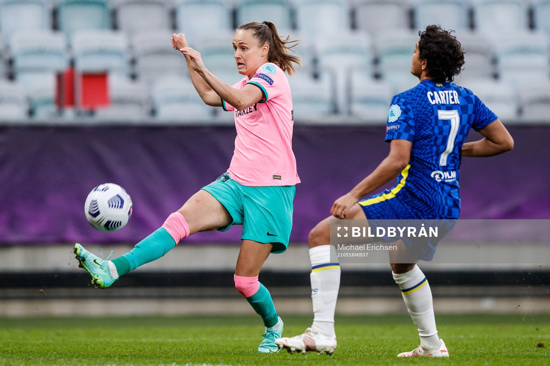 Caroline Graham Hansen of Barcelona and Jessica Carter of
