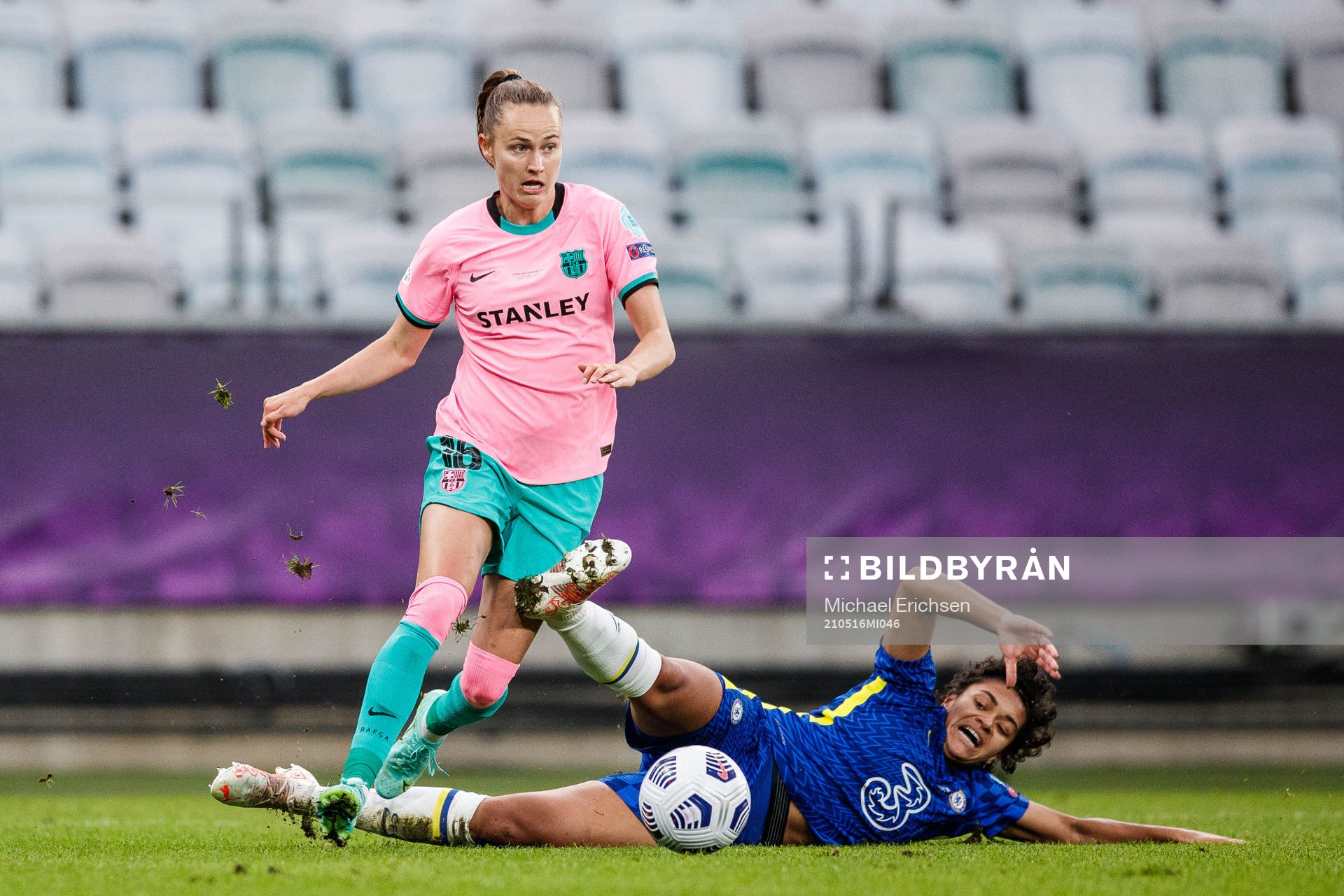 Caroline Graham Hansen of Barcelona against Jessica Carter