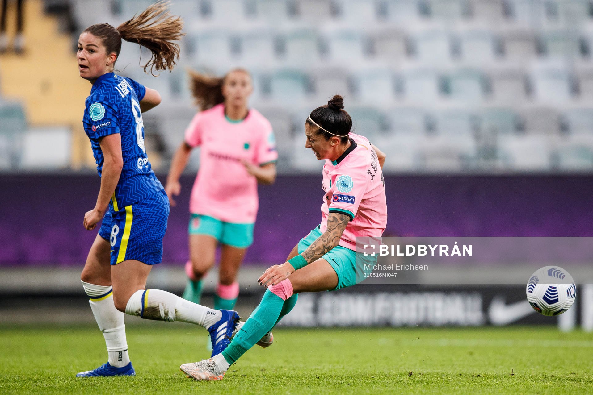 Melanie Leupolz of Chelsea and Jennifer Hermoso of