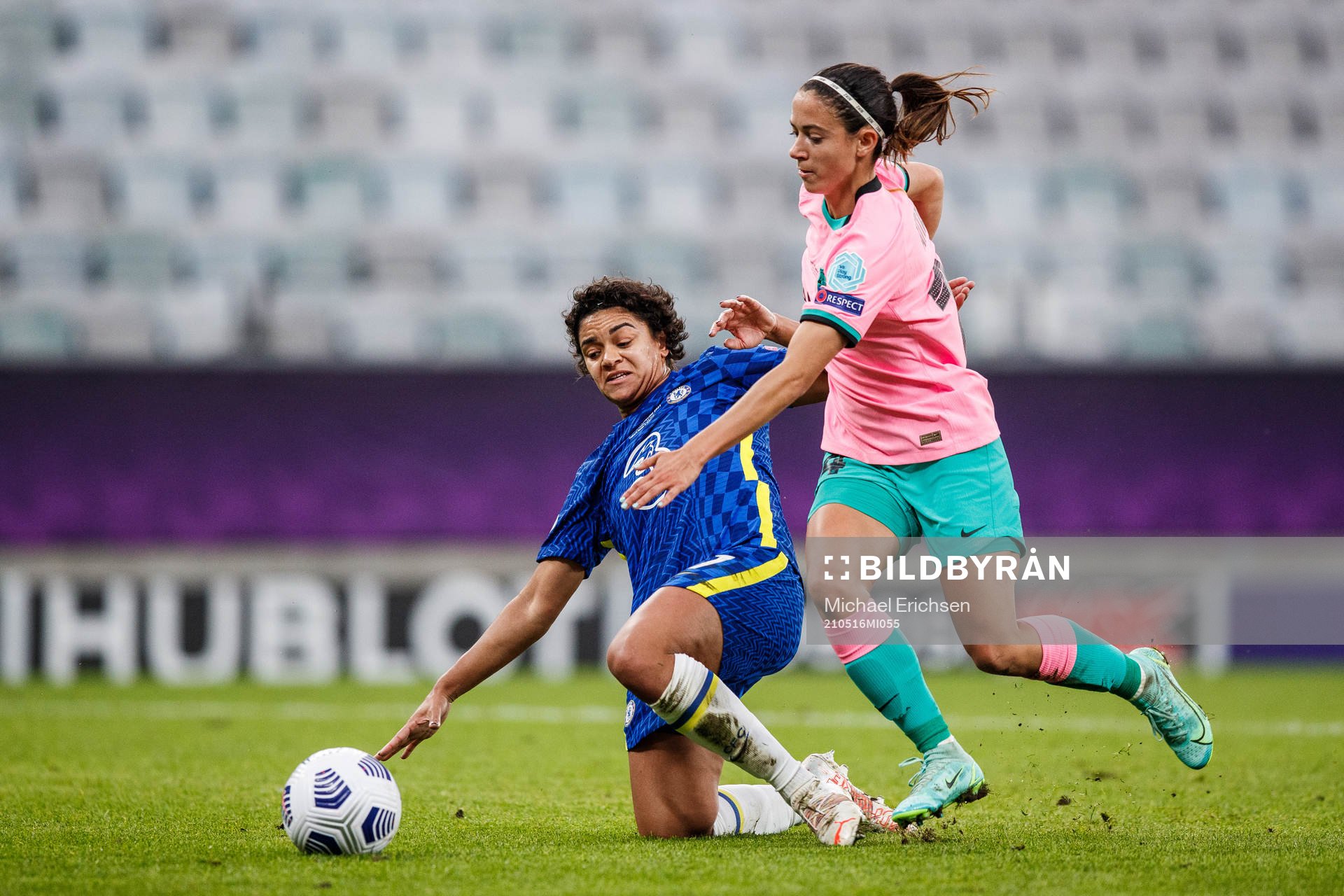 Jessica Carter of Chelsea and Aitana Bonmati of Barcelona
