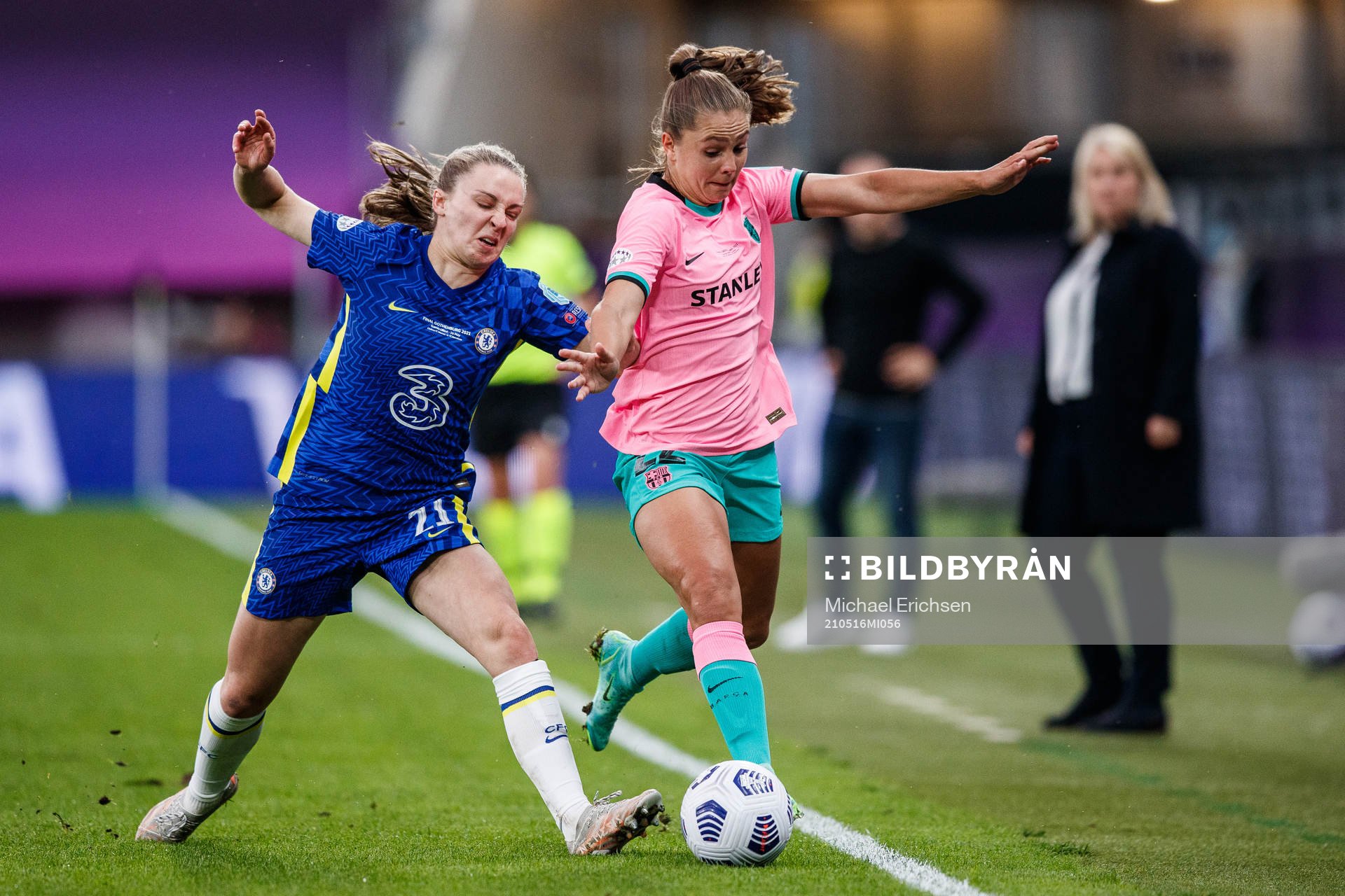 Niamh Charles of Chelsea and Lieke Martens of Barcelona
