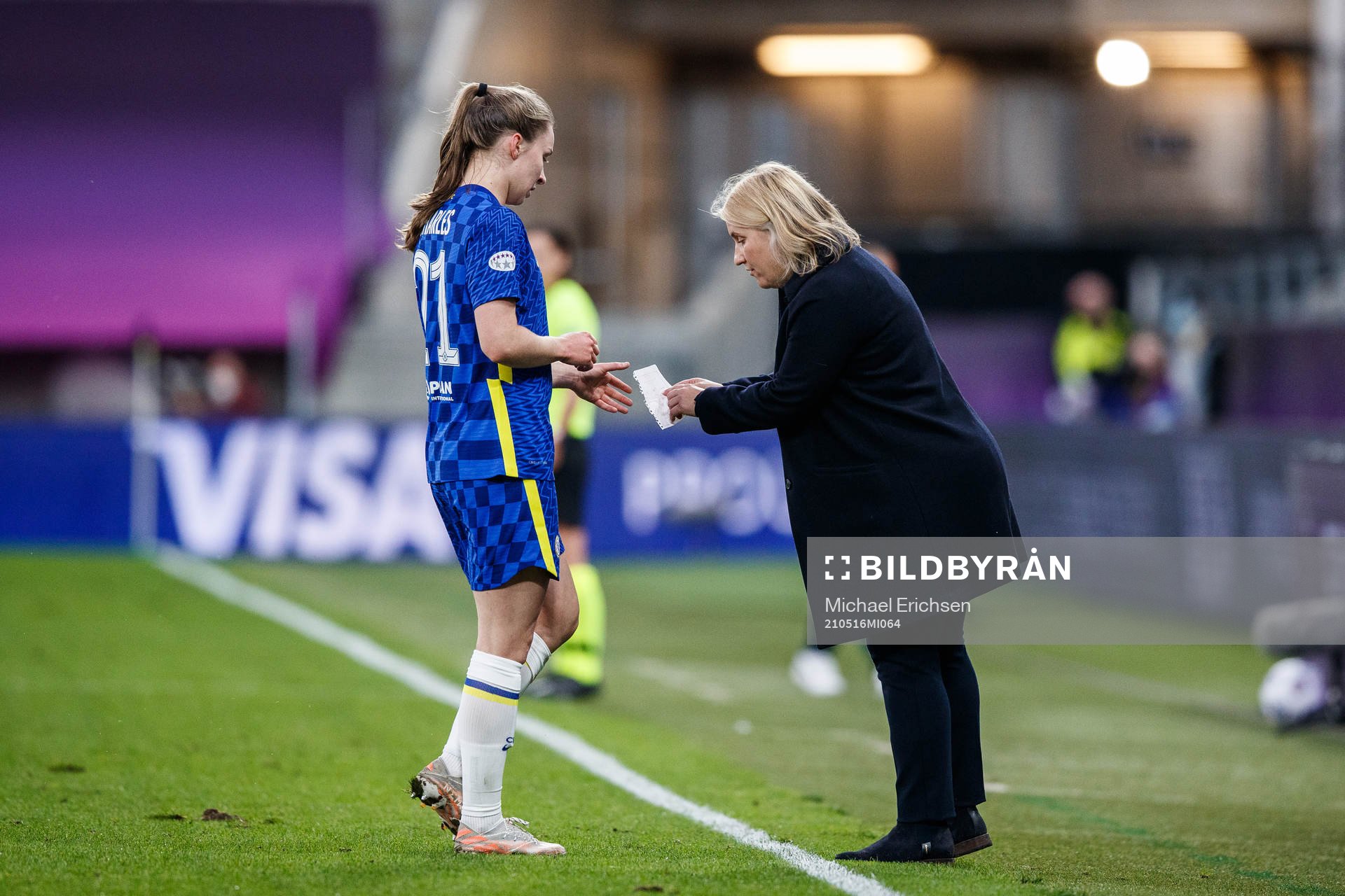 coach Emma Hayes with instructions to Niamh Charles of