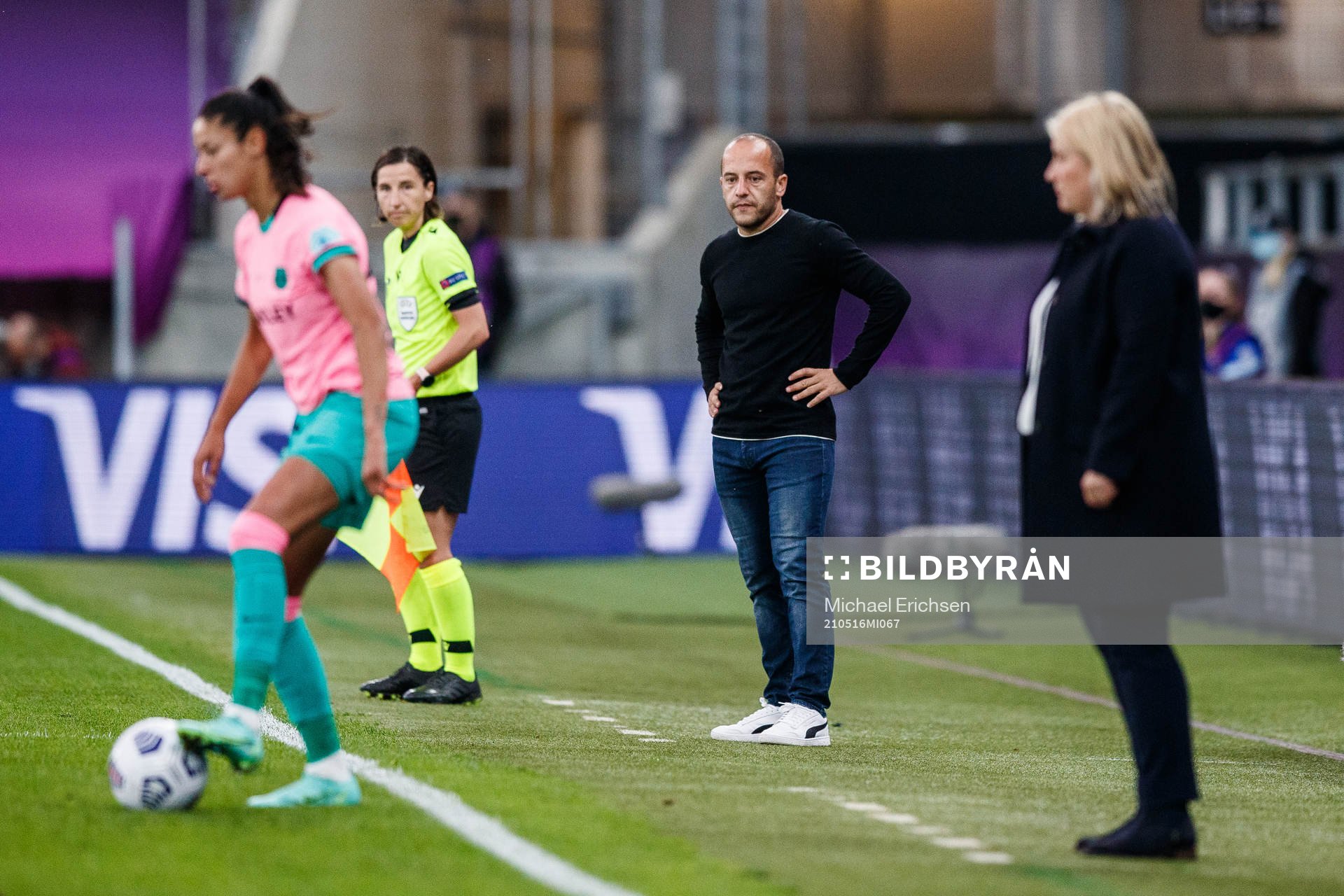 coach Lluis Cortes of Barcelona and coach Emma Hayes of