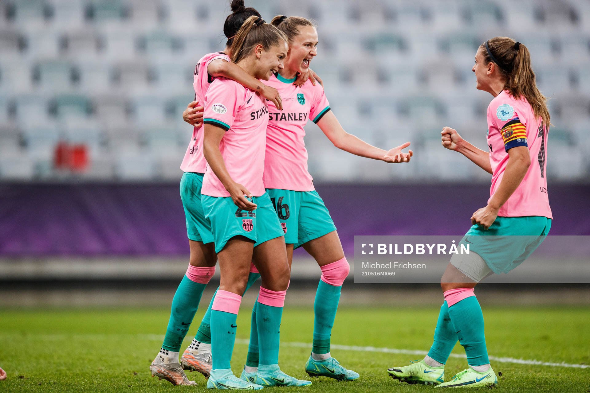 Caroline Graham Hansen of Barcelona celebrate