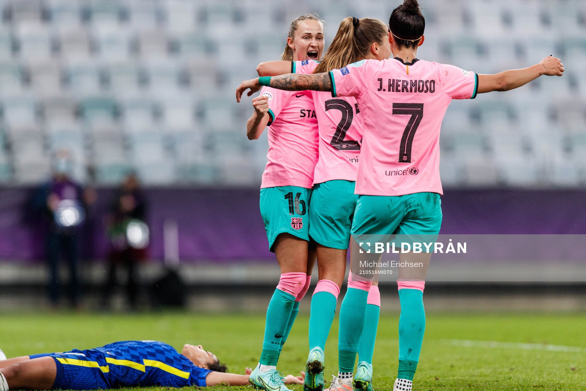 Caroline Graham Hansen of Barcelona celebrate together with