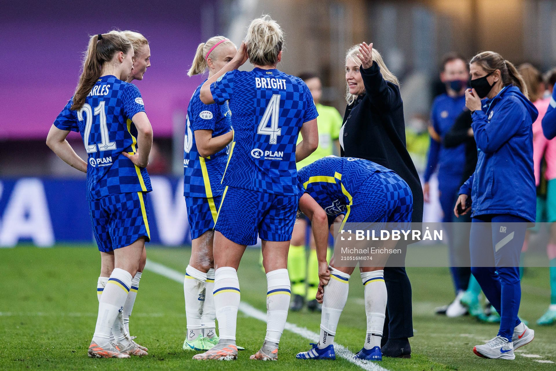 coach Emma Hayes of Chelsea speaks to her team