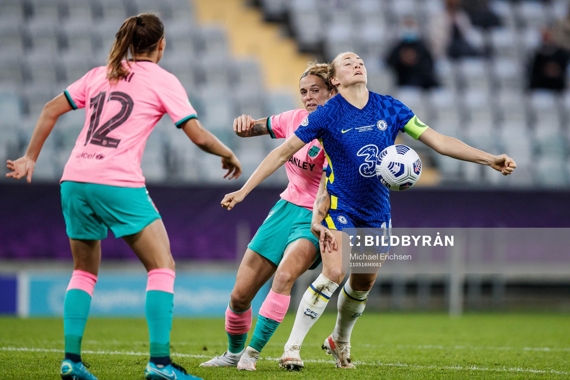Maria Leon of Barcelona and Magdalena Eriksson of Chelsea