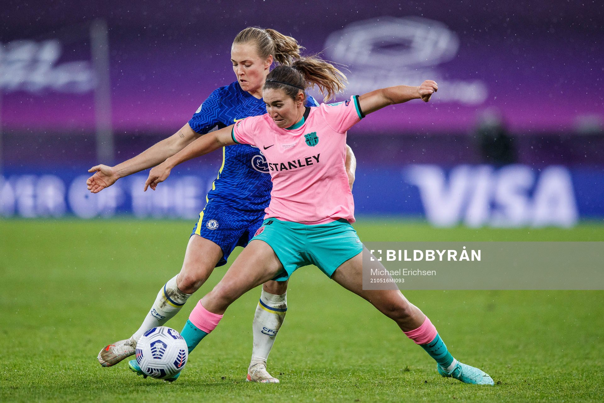 Magdalena Eriksson of Chelsea nd Mariona Caldentey of