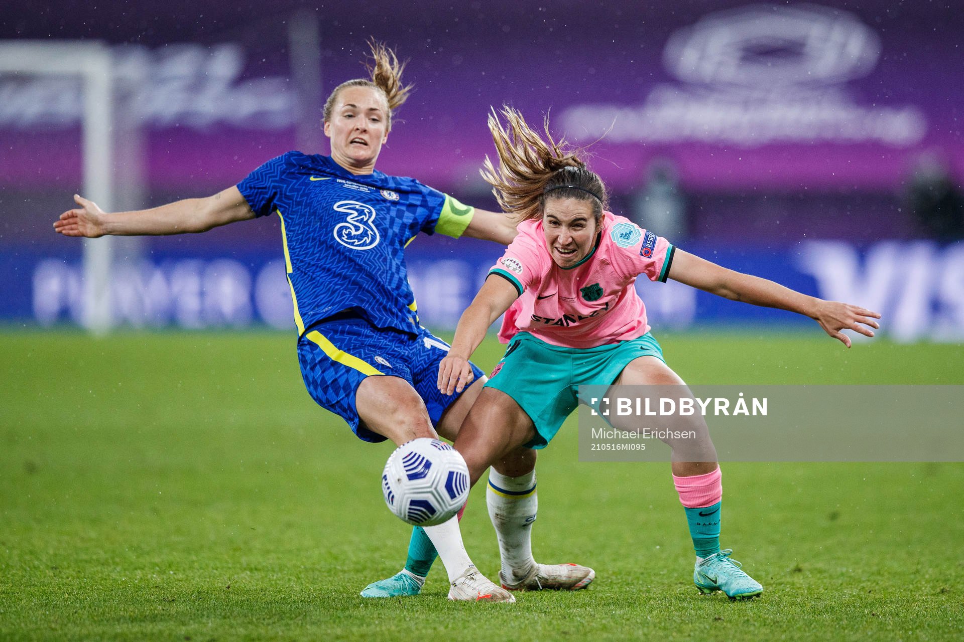 Magdalena Eriksson of Chelsea nd Mariona Caldentey of