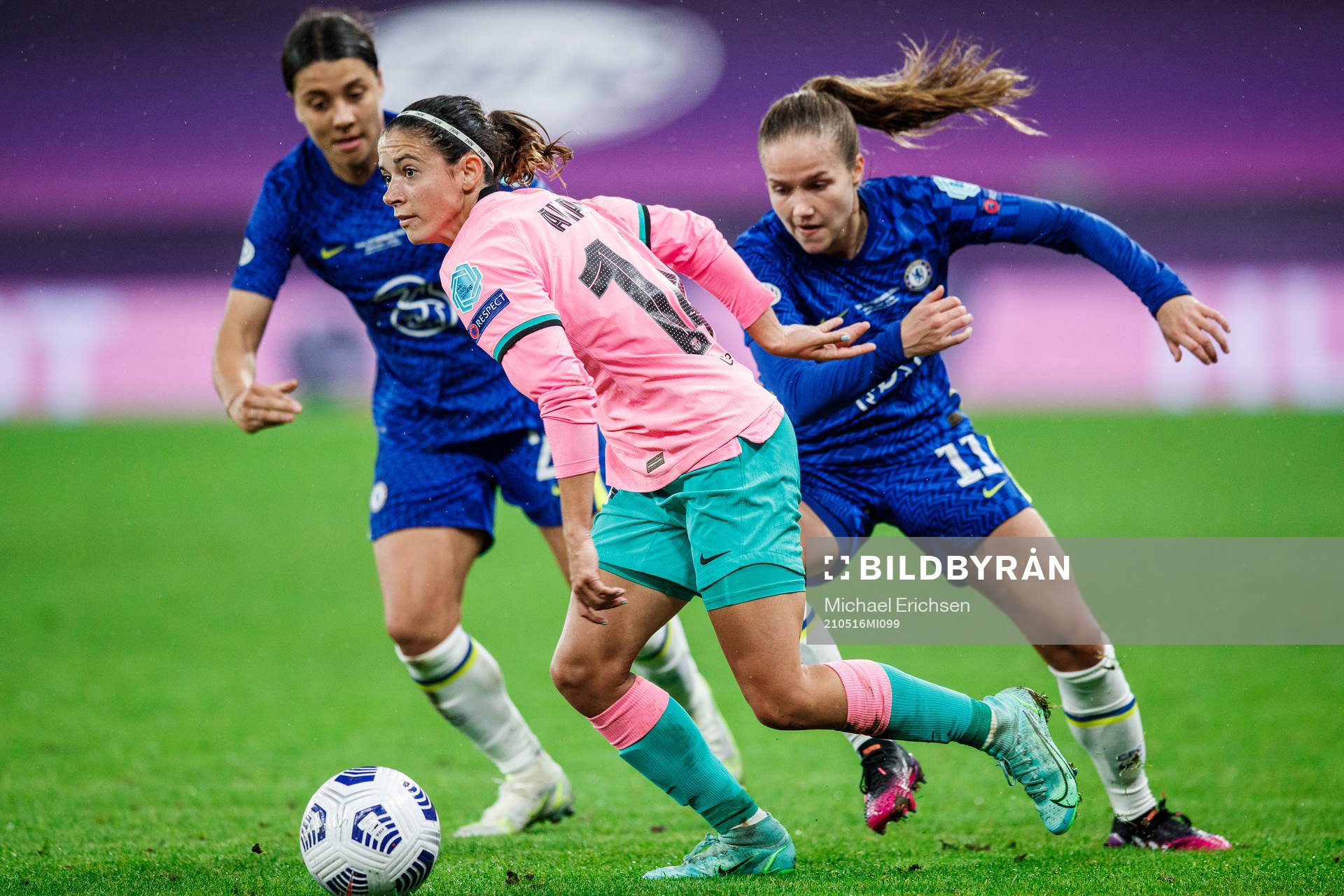 Aitana Bonmati of Barcelona and Guro Reiten of Chelsea