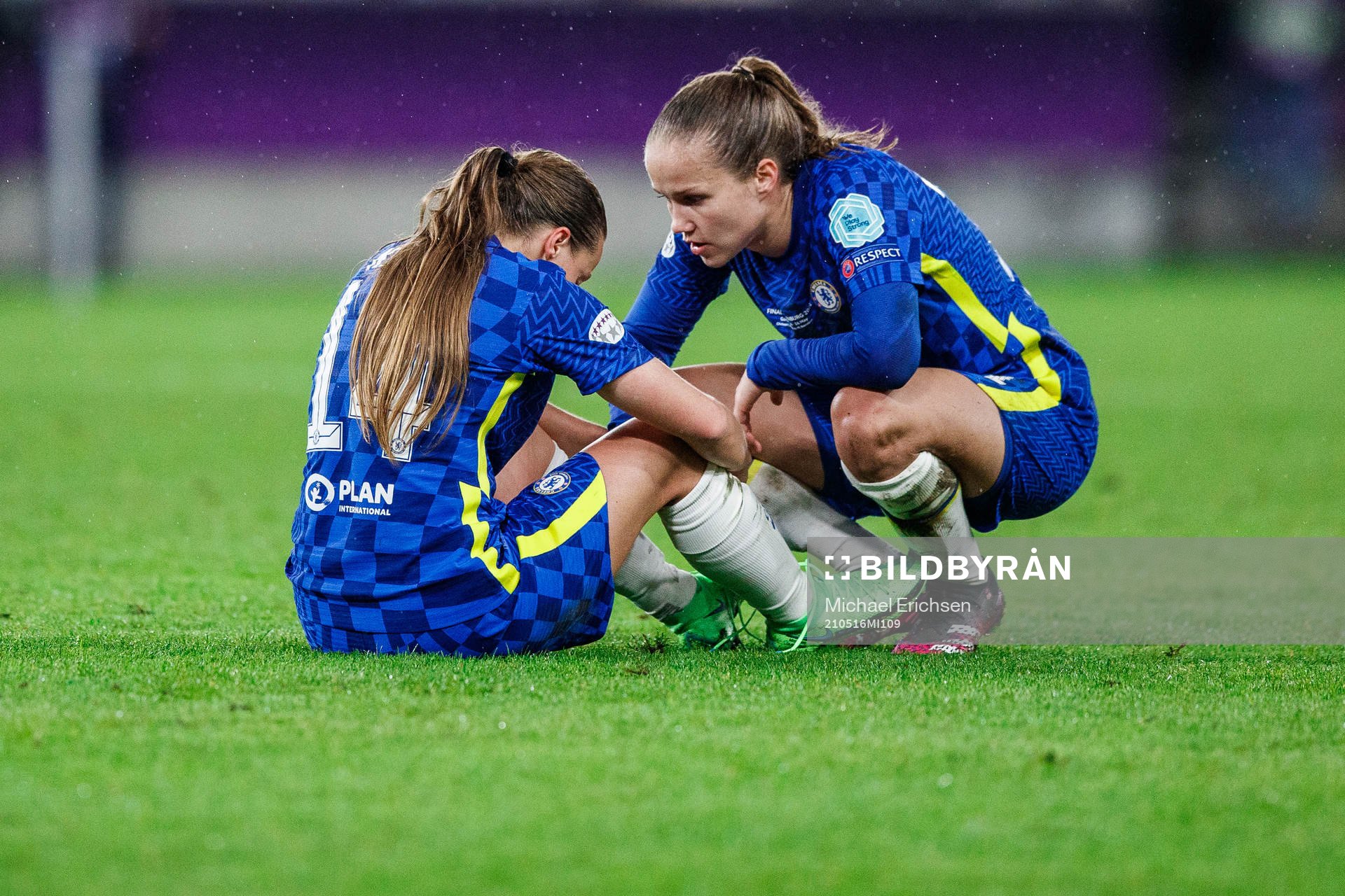 Francesca Kirby and Guro Reiten of Chelsea looks dejected