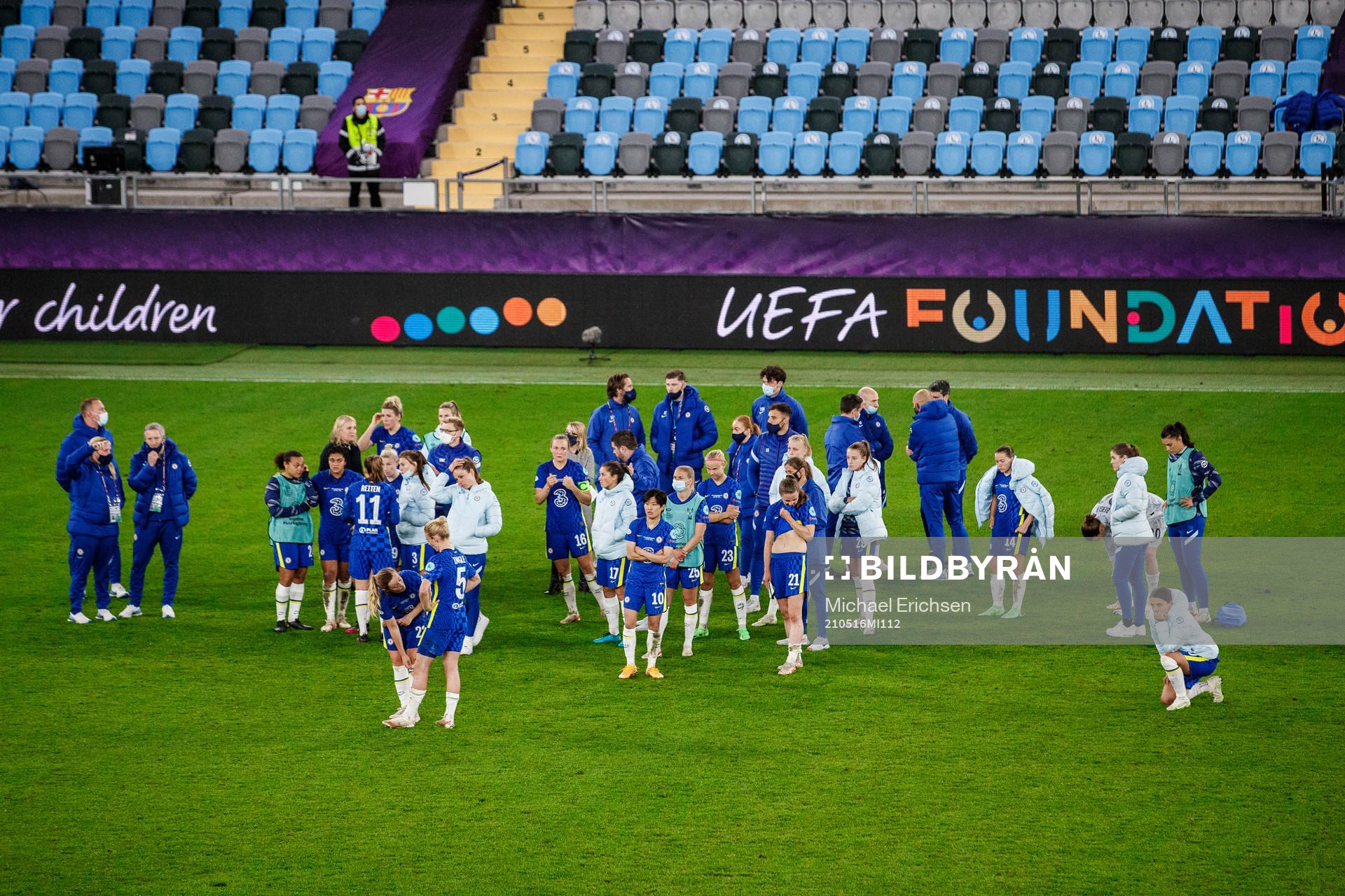 Players of Chelsea look dejected