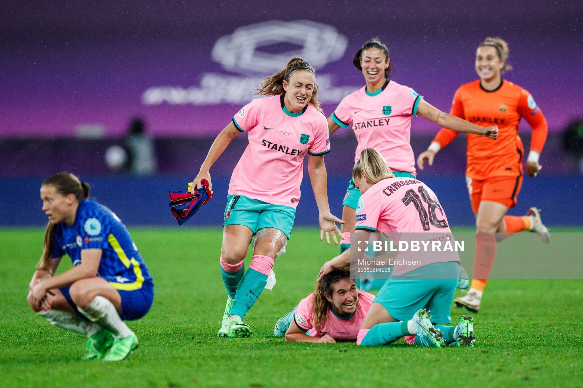 Andrea Pereira and Ana-Maria Crnogorcevic of Barcelona celebrate during the UEFA Women's Champions League football match between Chelsea and Barcelona on May 16, 2021 in Gothenburg.