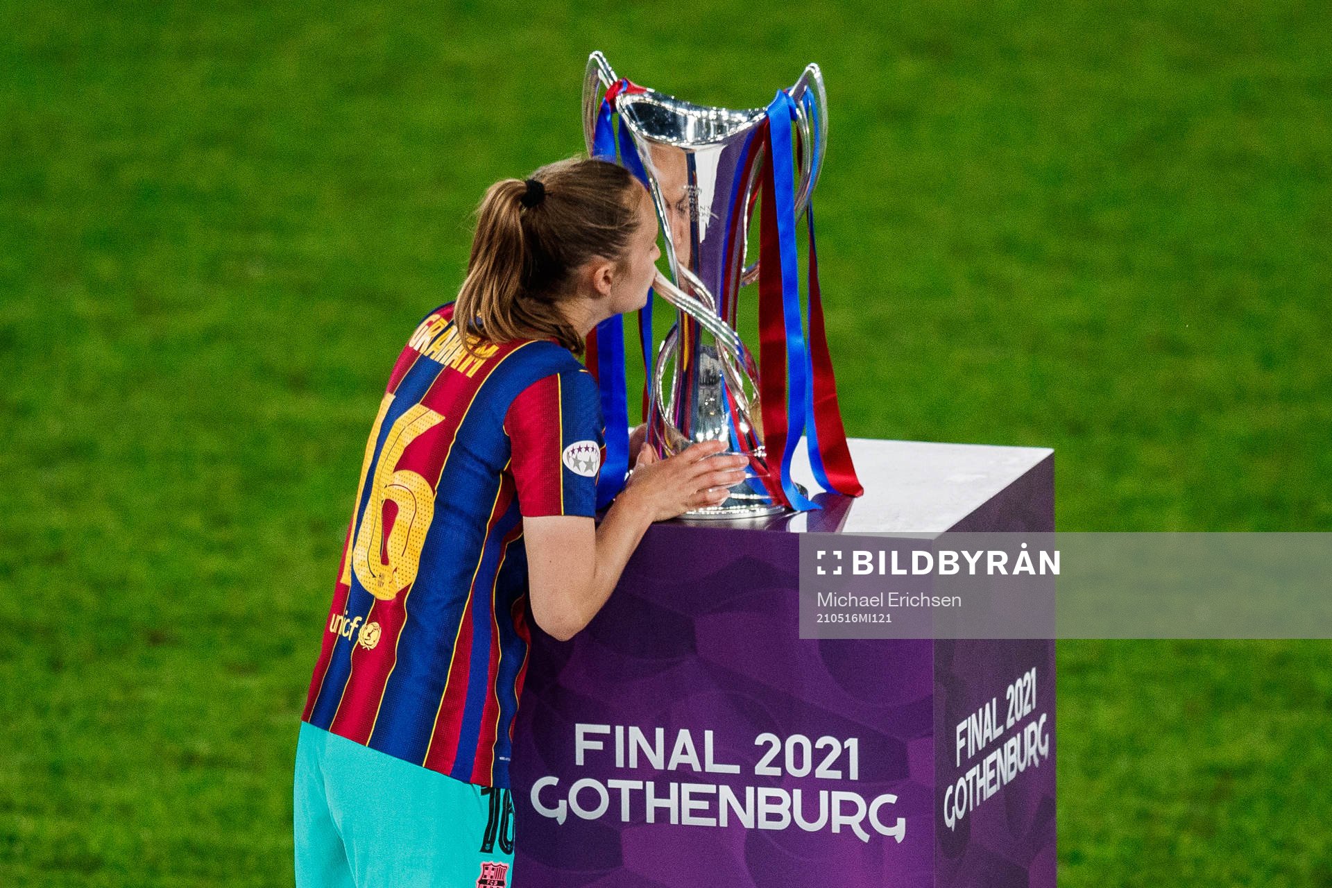 Caroline Graham Hansen of Barcelona celebrate with the