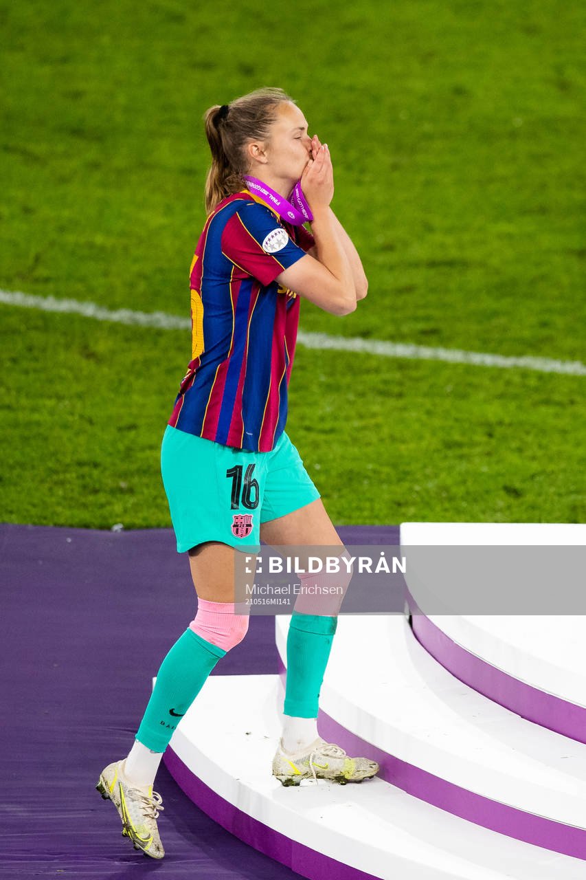 Caroline Graham Hansen of Barcelona kisses her gold medal