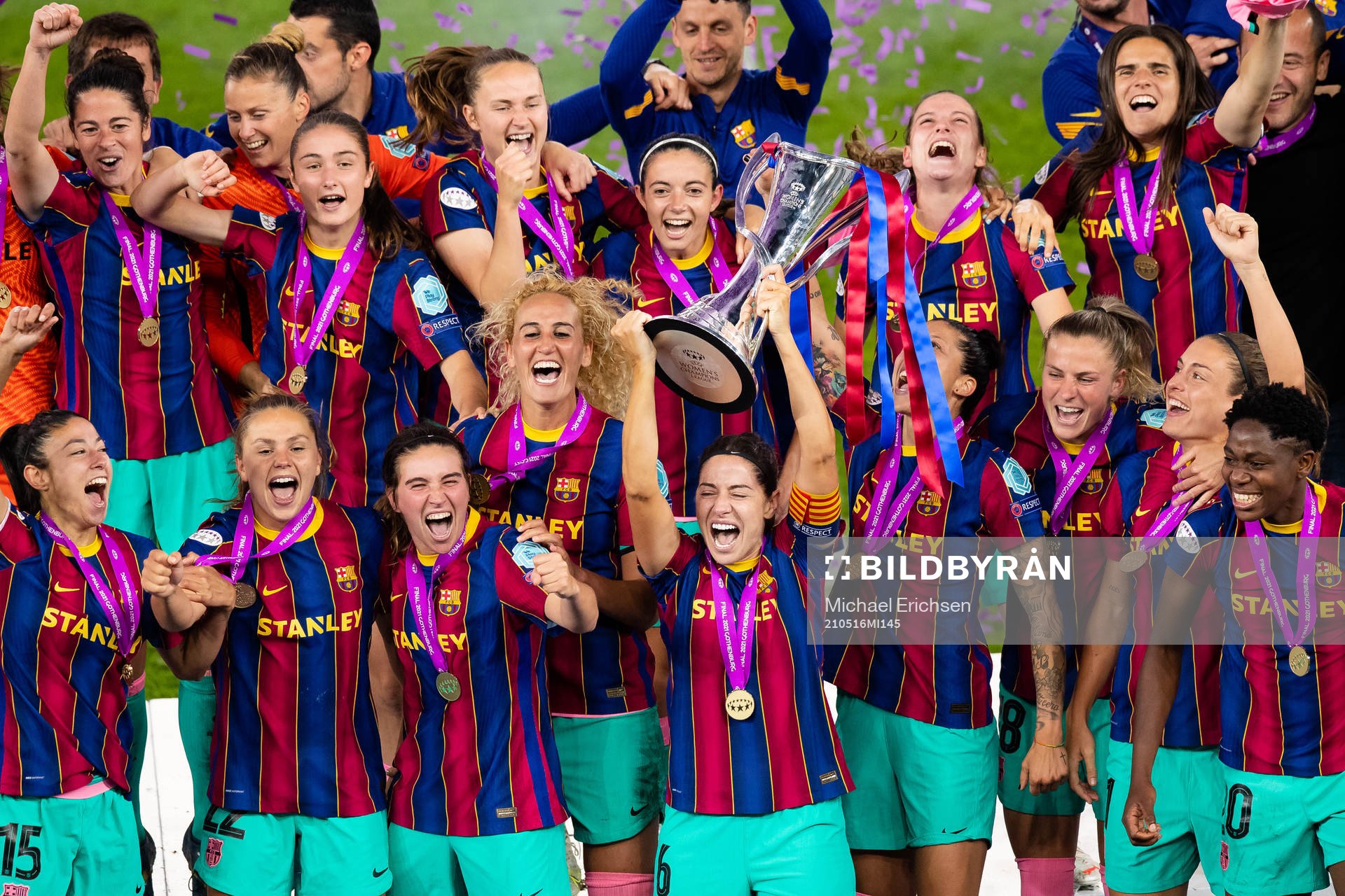 Barcelonas Vicky Losada lifts the trophy