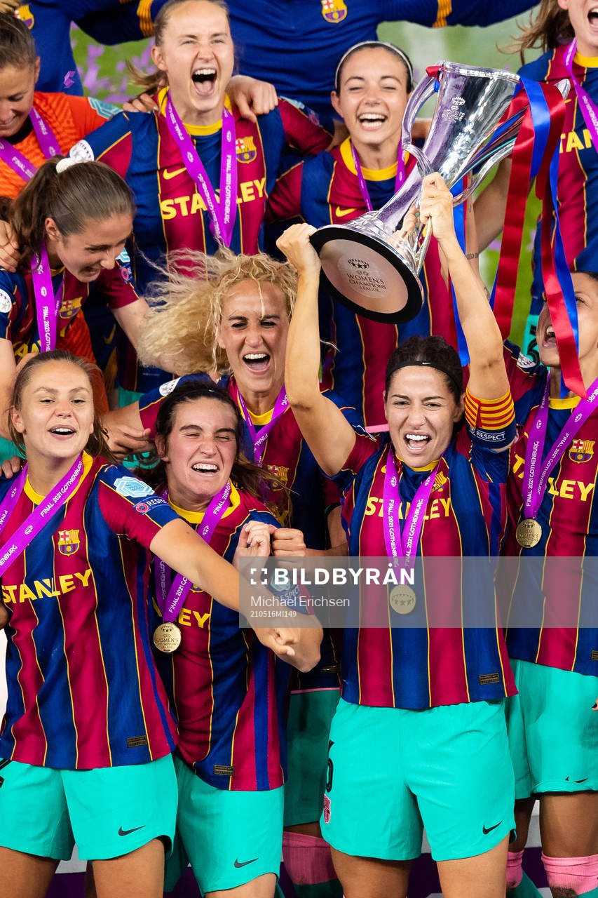 Vicky Losada captain of Barcelona lifts the trophy