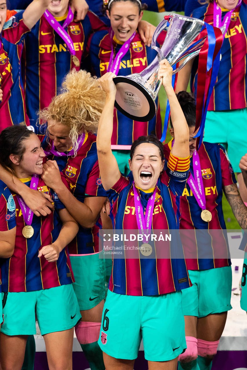 Vicky Losada captain of Barcelona lifts the trophy