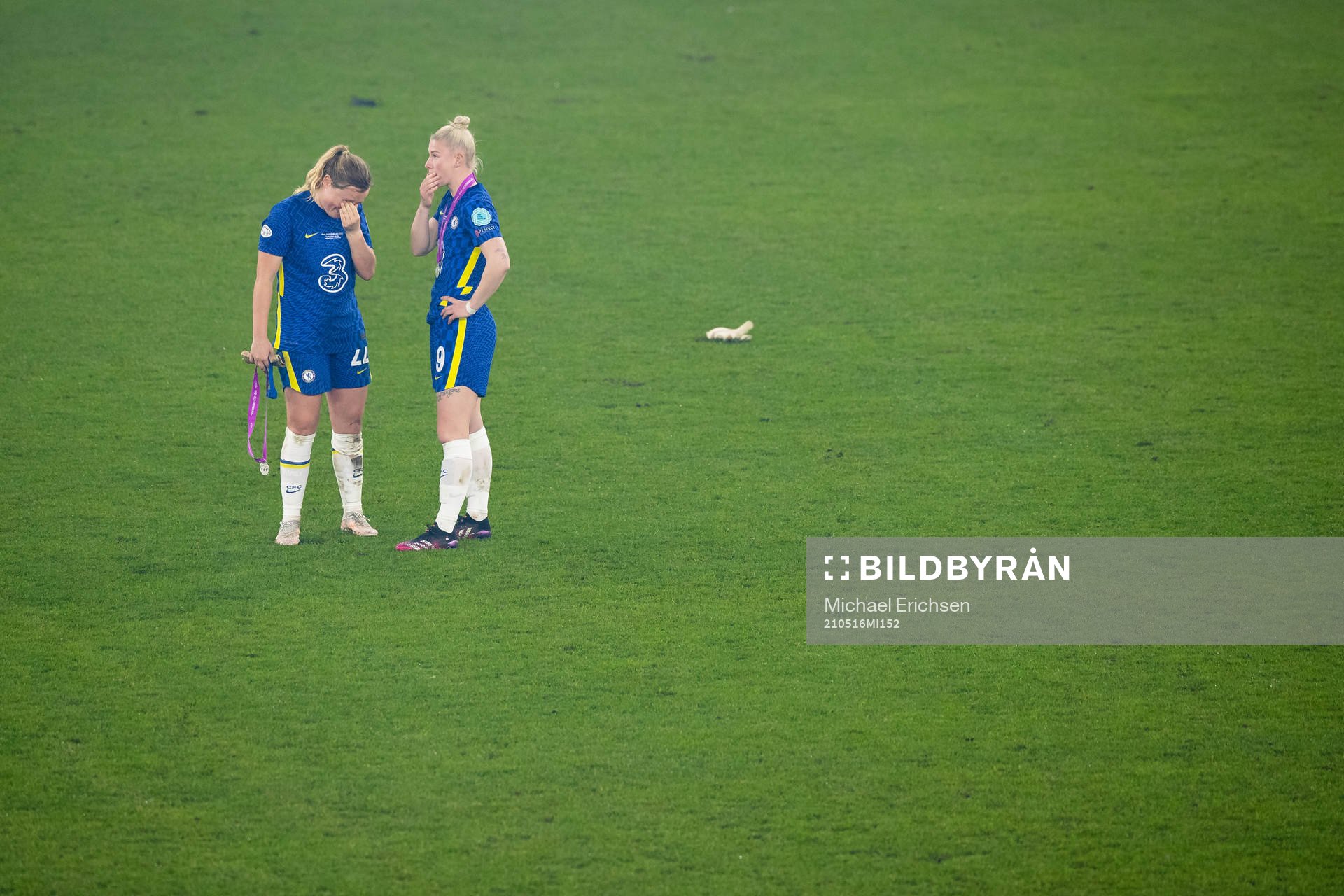 Erin Cuthbert and Bethany England of Chelsea look dejected