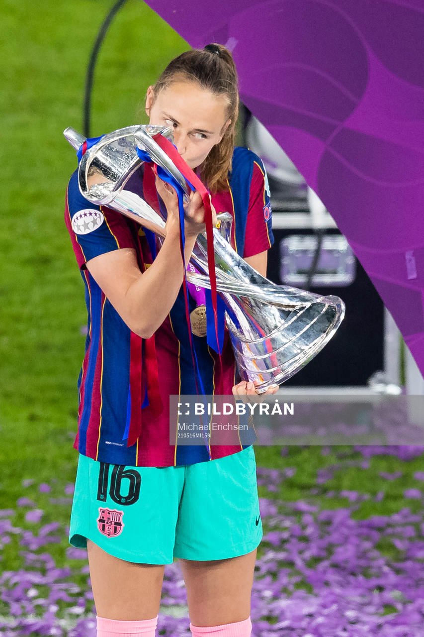 Caroline Graham Hansen of Barcelona kisses the trophy