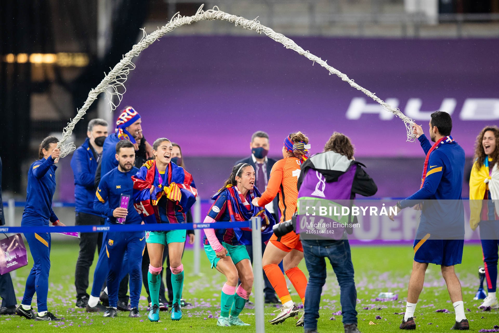 Players of Barcelona skips rope