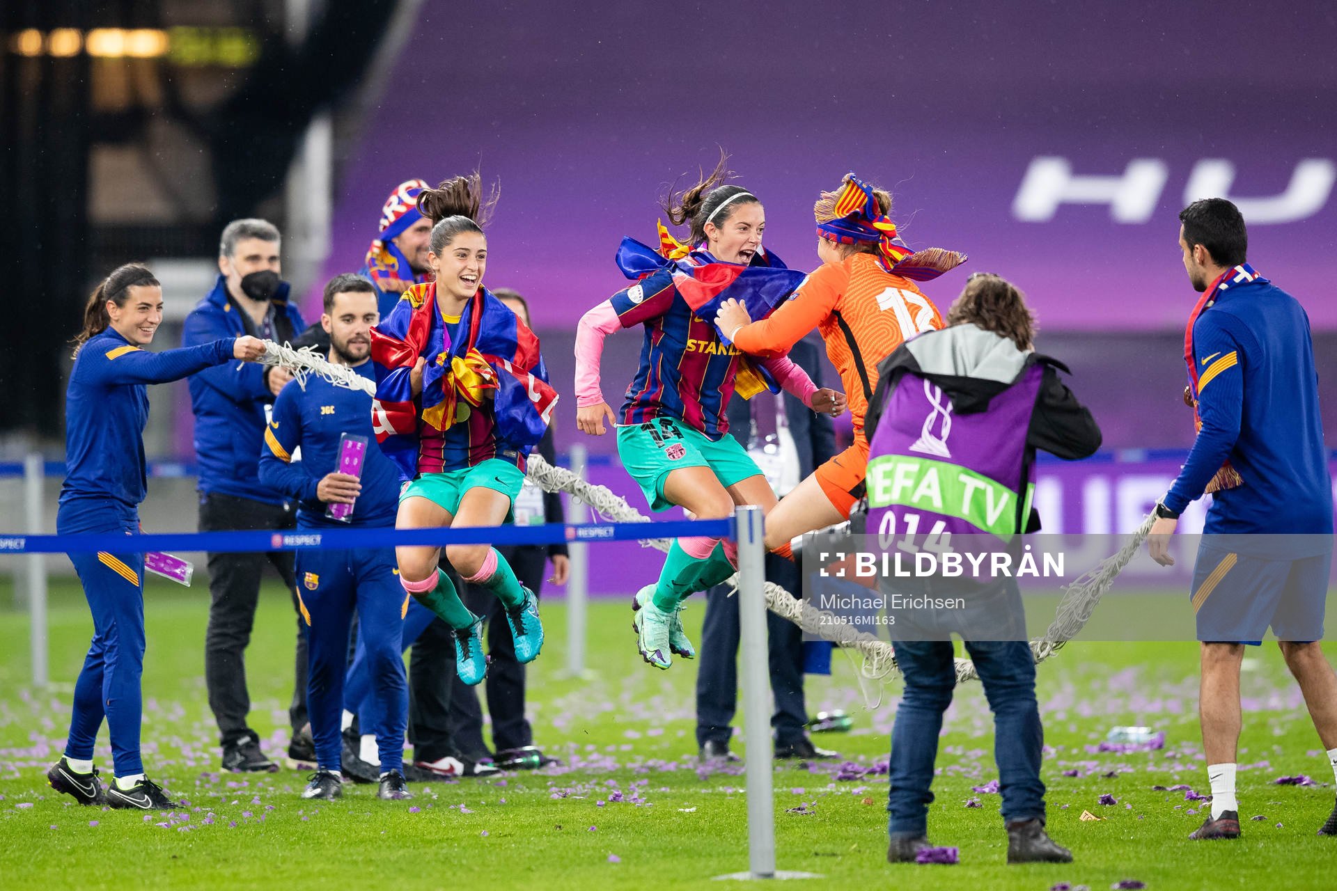 Players of Barcelona skips rope