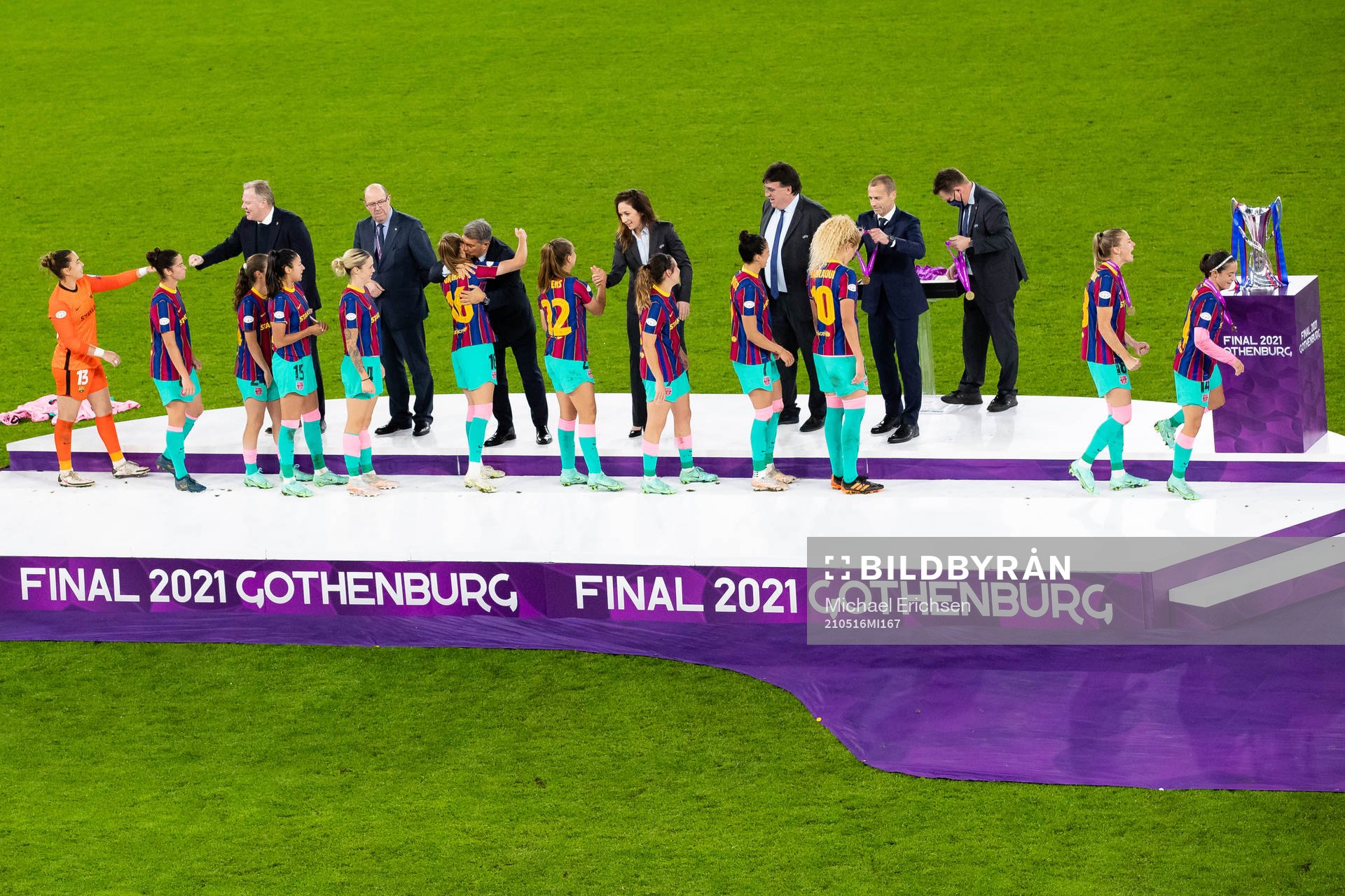 Players of Barcelona receives their gold medal